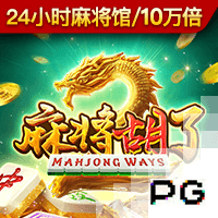 给整懵了😯！胡尔克笑着和裁判交流，主裁突然给了他一张黄牌